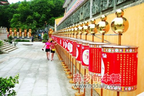 北山古寺中安放着许多可转动的经轮,游客们一边祈祷,一边转动着经轮 北山古寺中安放着许多可转动的经轮,游客们一边祈祷,一边转动着经轮