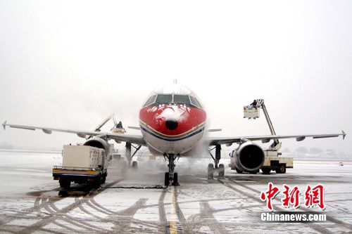 1月20日,從南昌昌北國際機場獲悉,受大雪天氣影響,昌北機場跑道靳冰