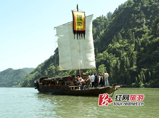 沅陵酉水 花船上演"十八摸"引争议