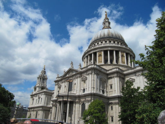 参观英国大教堂领略英式建筑文化