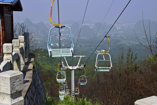 滑道饱览风韵尧山冈峦起伏显丰茂