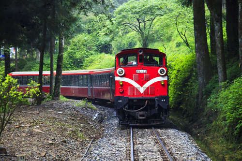 05    火车游:乘车"慢"赏沿途风光   铛铛铛……今天的台湾环岛铁路