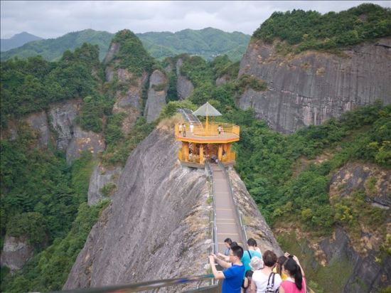 资源,就是资江源头,资江水发源于崇山峻岭,流入我市新宁县,一路欢歌