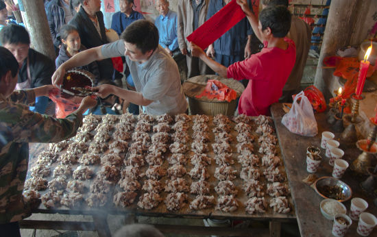 猪肉要按照参加祭祀活动的男丁人数,予以平分.