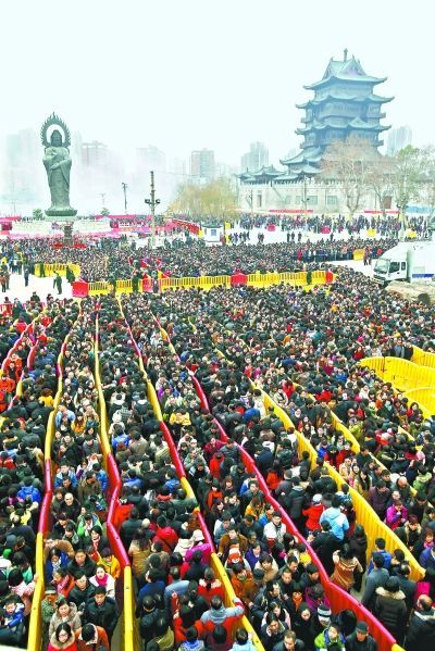 武汉归元寺迎数十万人上香祭拜场面胜春运图