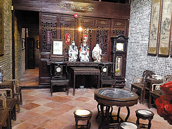 正厅:以厅上方为最尊,正中为长辈座位,两旁为子孙座位,俗称"四几八椅"