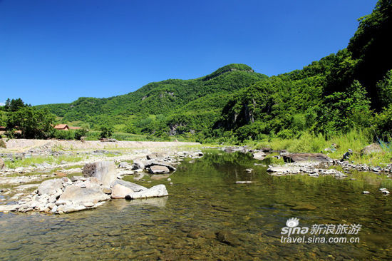 青山溝國家級風景名勝區位於遼寧省丹東市寬甸滿族自治縣青山溝鎮內