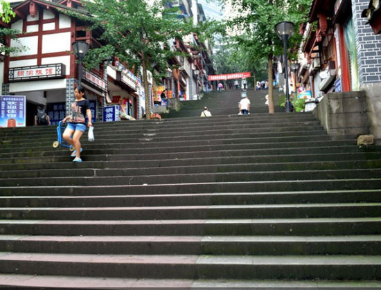 行走在梯坎上的老重庆的真味道