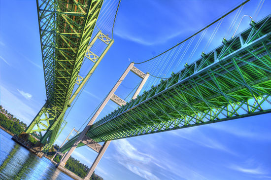 距离塔科马西北大约16公里,穿过塔科马海峡悬索桥(narrow bridge )