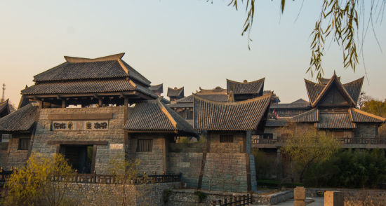 【焦作影视城——气势磅礴秦皇宫】       焦作影视城依山而建,气势