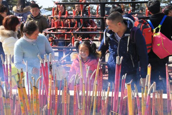 民工家庭烧香祈福