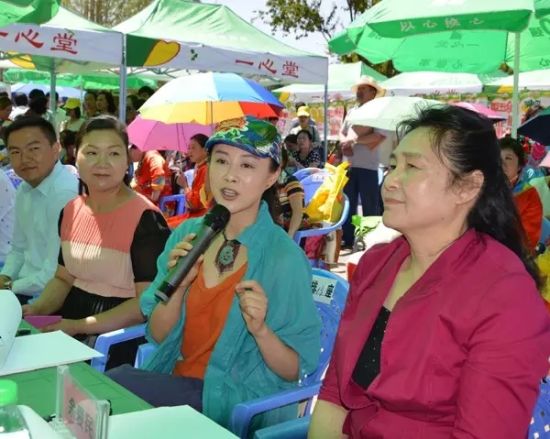 台下的评委也格外引人注目"小水仙"何雨霏"管大妈"余爱民不仅为演员