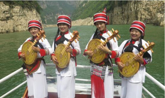 压轴挑战 彝族民歌队阵仗庞大从被称为东方狂欢节的彝族火把节,到被