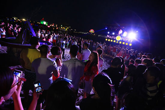 碧螺塔酒吧公园|新浪旅游 微博|2015年06月17日15:00    篝火音乐晚会