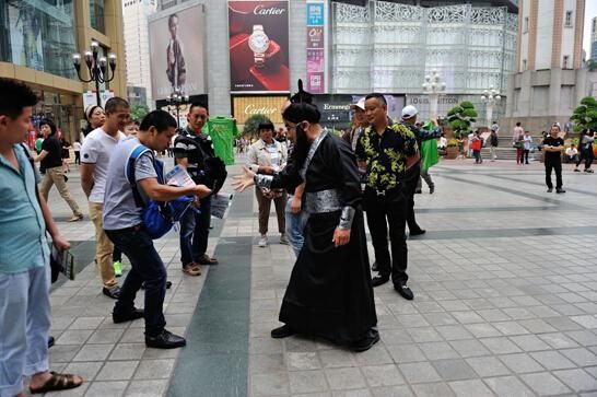 重庆主城各处惊现"张飞",引市民围观划拳