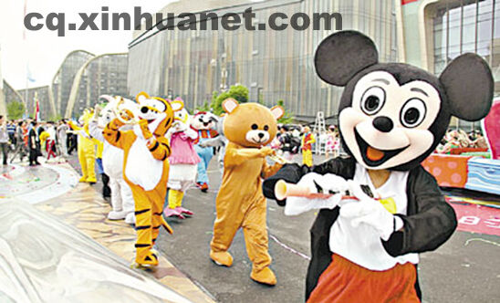 卡通形象沿途巡游