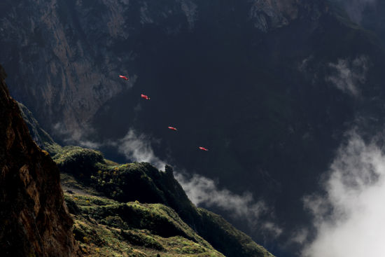 半空中的国际翼装飞行者(图/周雄)昭通市大山包景区,位于云贵高原北部