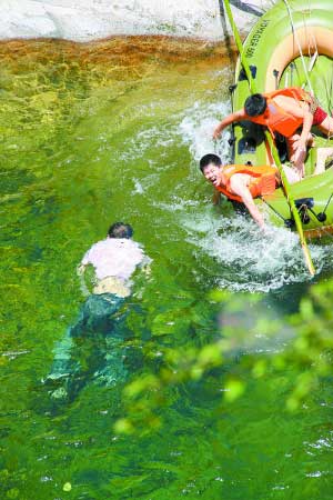 洛阳游客拍照时被卷入瀑布溺水身亡(图)