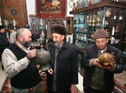 据了解,新疆本地的玉器古玩受到国内外游客和玩家的青睐,仅乌鲁木齐市