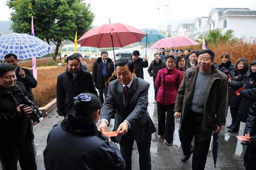 韶关市副市长邹永松新年祝丹霞山申遗成功