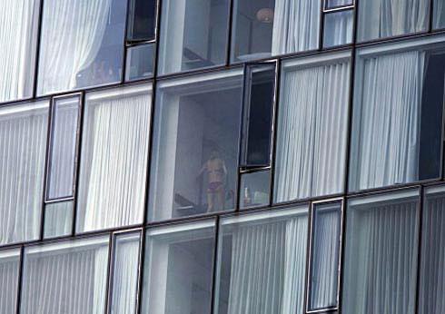 酒店玻璃窗超大 房客"私人秀"游客饱眼福(组图)