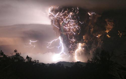 2008年5月2日,智利南部沙伊顿火山第一次爆发