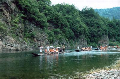 江南第一漂,是泾县境内徽水河流域的一项竹筏漂流活动