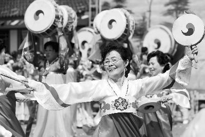 朝鲜族阿妈妮(大妈)跳起"手鼓舞"
