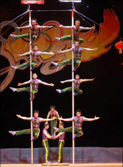 传钢管舞由传统杂技演变形成灵感来源于民间运动