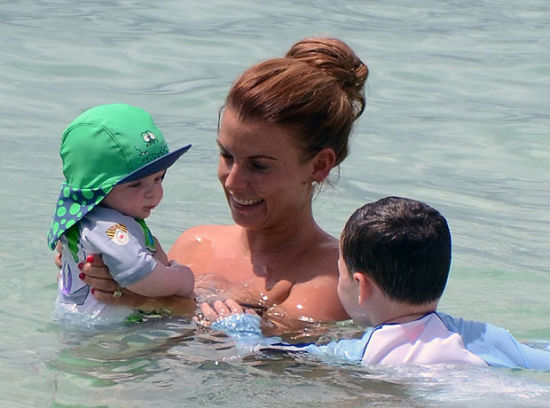 鲁尼娇妻海边度假微露一对酥胸 前凸后翘尽显性感(图)