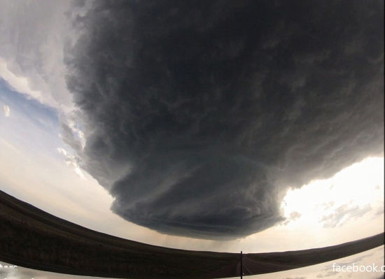 美国摄影师抓拍"超晶胞"龙卷风惊人壮景