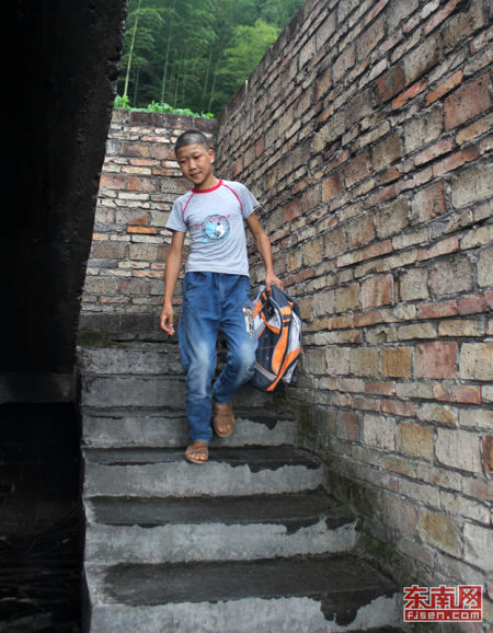 泉州德化13岁少年每周独行近30公里求学