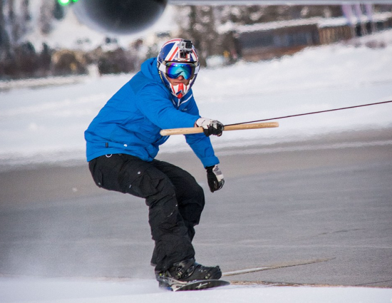牛人首创飞机拖曳单板滑雪 时速超125公里