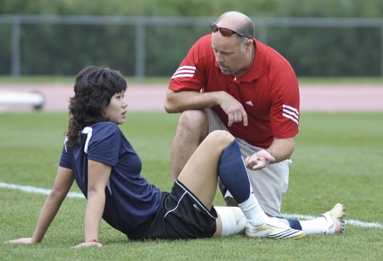 图文-韩端亮相洛杉矶太阳队集训 与教练交流_国内足坛-女足_nike新浪