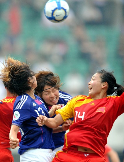 图文女足亚洲杯中国02日本李丹阳顶球这么开心