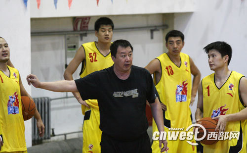 吴庆龙带队训练西部网讯 (记者 刘扬)虽然2008-2009赛季cba联赛开赛尚