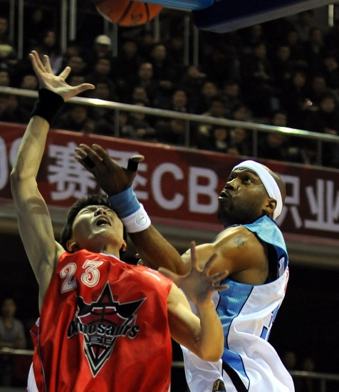 图文-[cba第21轮]北京vs辽宁 琼斯死守住路遥_篮球-cba_nike新浪竞技