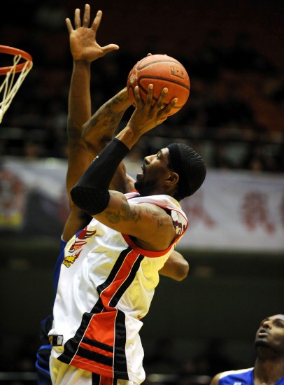 图文-[cba第29轮]山东vs东莞汤普森无限接近篮筐