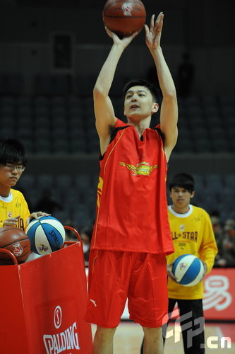 图文-cba全明星三分球预赛 杨鸣展示三分功力