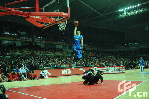 圖文-2009cba全明星扣籃決賽 田雨晨飛躍隊友