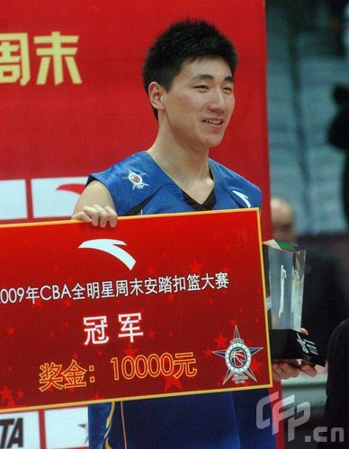 图文2009cba全明星扣篮决赛吴楠领取冠军奖杯