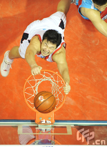 图文总决赛广东10081新疆苏伟双手扣篮