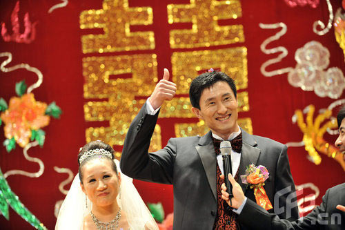 新浪体育讯 2009年5月16日,东莞,广东宏远球星杜锋迎娶马晨菲,一对