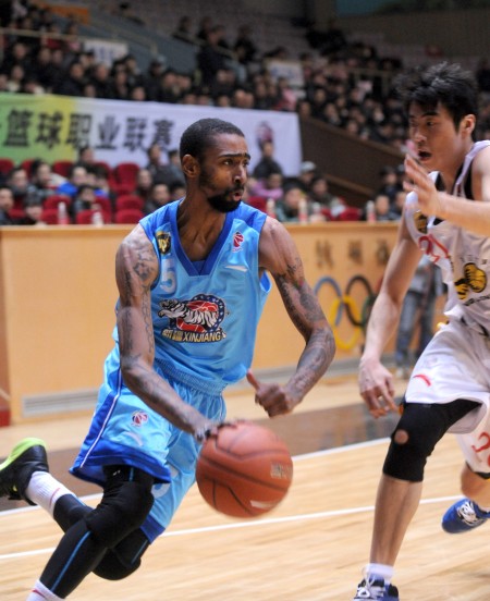 1月12日,新疆广汇队球员昆西-杜比(左)在比赛中带球突破.