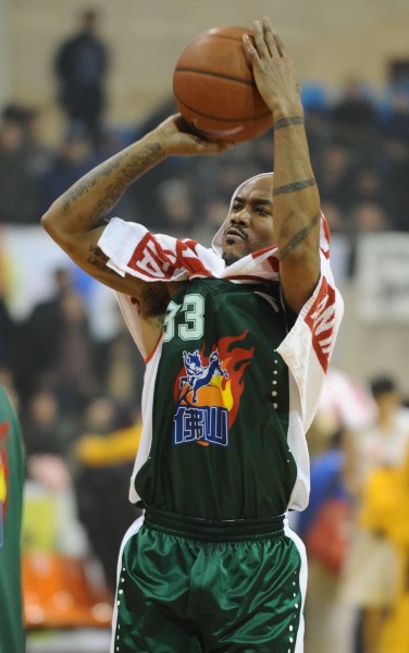 1月26日,佛山能兴怡翠队球员马布里在比赛间隙练习投篮.