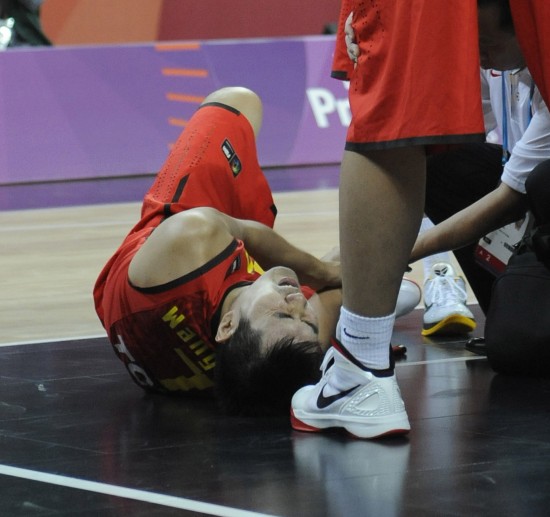 图文-[测试赛]中国男篮43-71澳洲 王仕鹏受伤倒地_篮球-cba_新浪竞技
