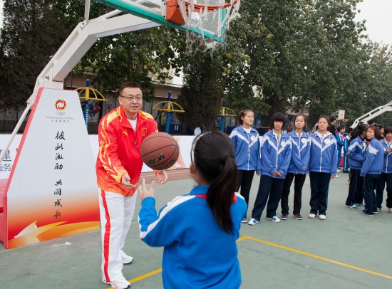 圖文-國手走進校園為小學生授課 範斌示範投籃_籃球-cba_新浪競技風暴