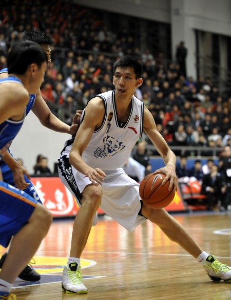 图文cba东莞10799上海张凯运球进攻