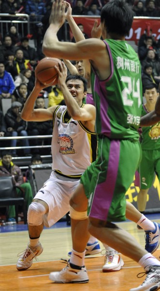 图文-新疆112-104浙江 新疆队木拉提比赛中持球进攻_篮球-cba_新浪
