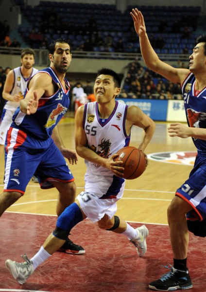 图文cba江苏9297青岛胡雪峰强行进攻篮下